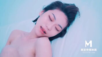 Pretty Chinese girl has sex with a stranger during the pandemic in a motel room